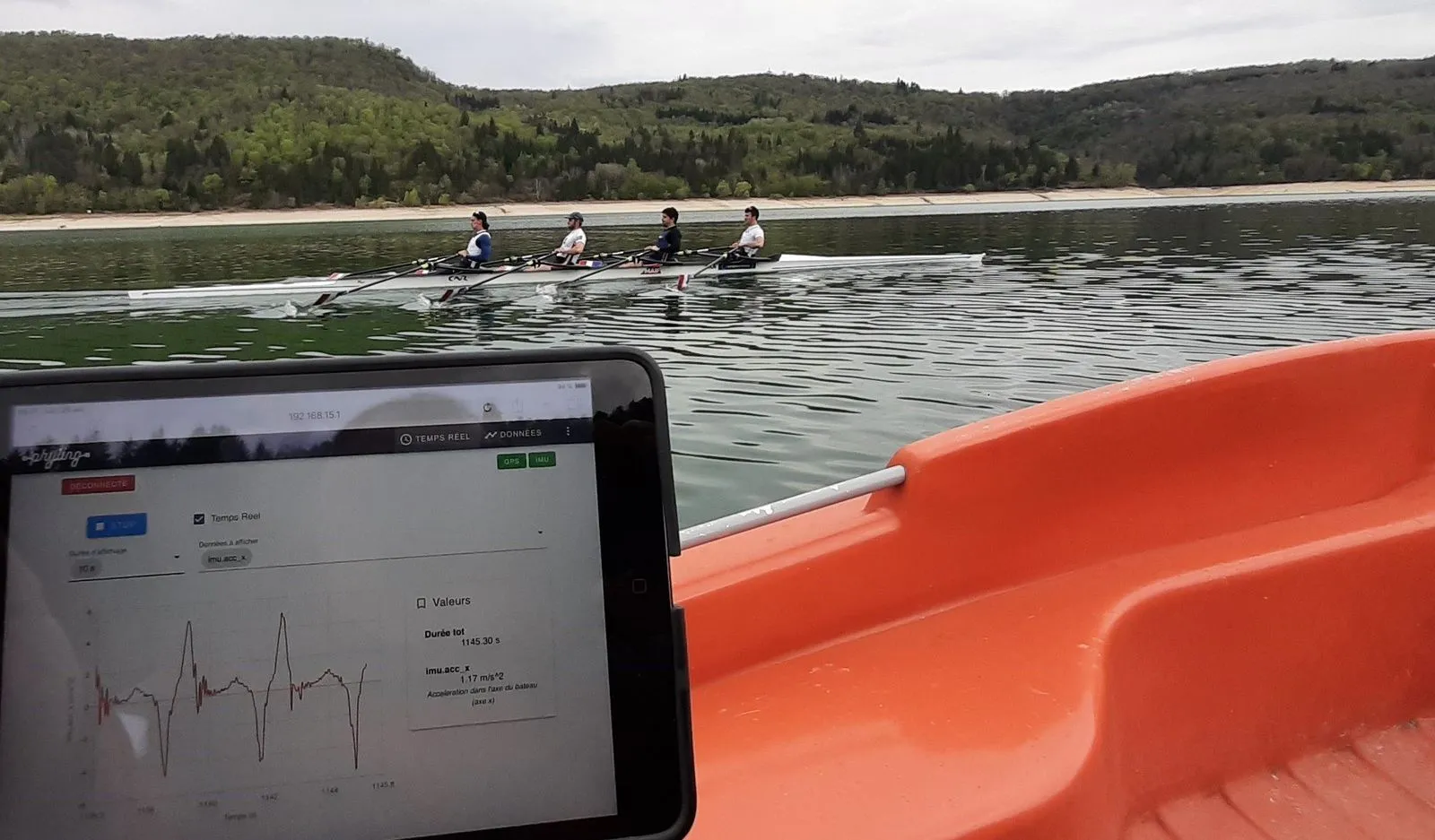 Équipage d’aviron à l’entraînement, données suivies en temps réel sur une tablette