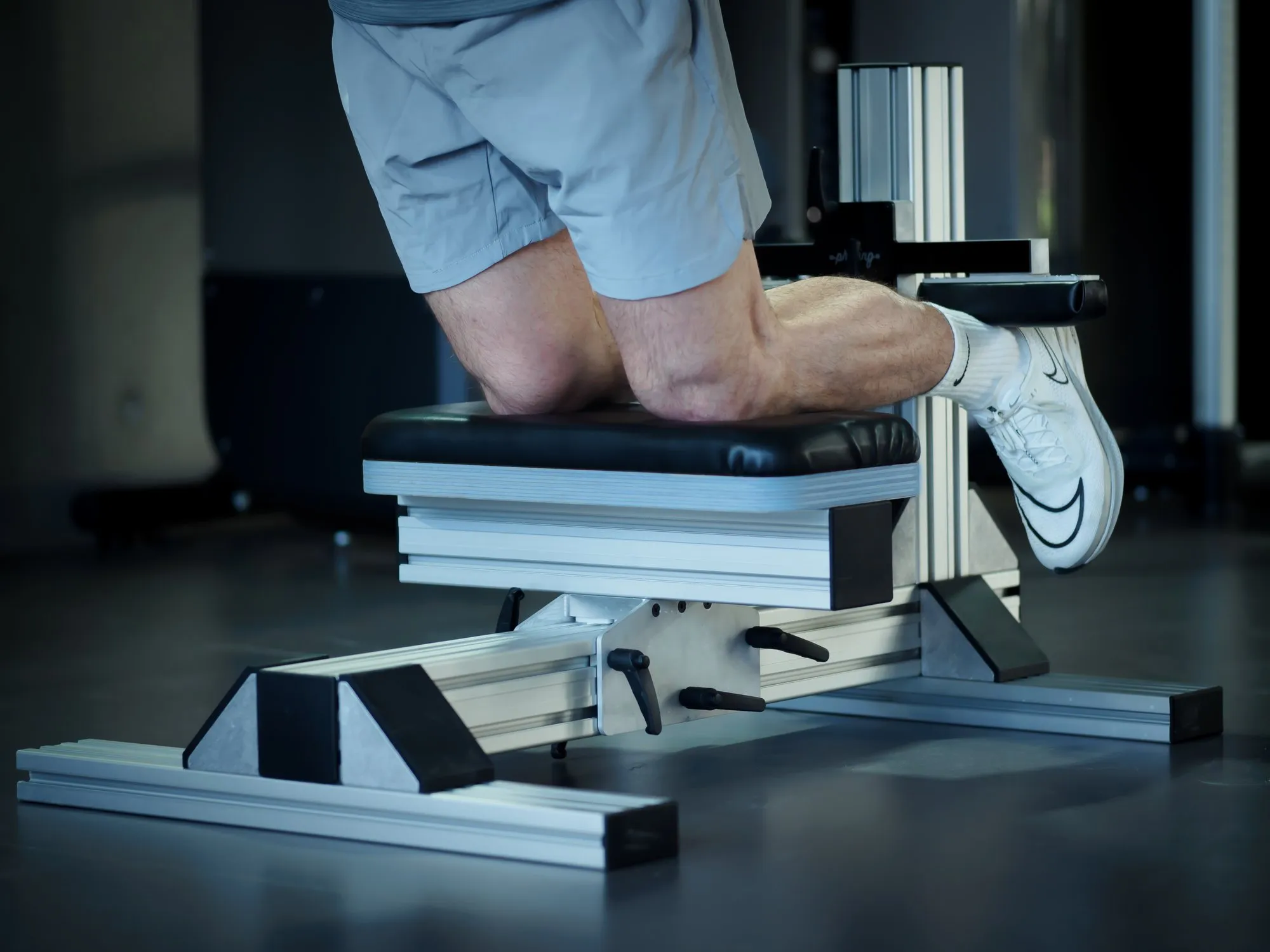 Athlète réalisant un Nordic Hamstring Curl sur le PhyNord